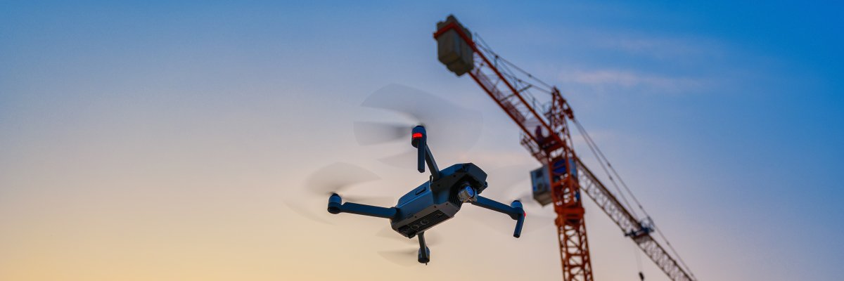 Eine Drohne fliegt durch die Natur